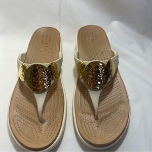 Crocs dual comfort cream/gold wedges